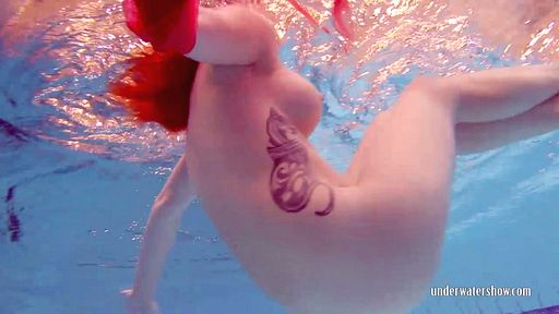 Изображение Красавица плавчиха с упругой грудью под водой показывает эротическое шоу