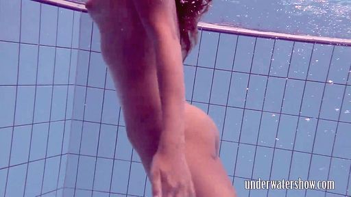 Изображение Любительница плаванья показывает под водой волосатую пилотку перед камерой